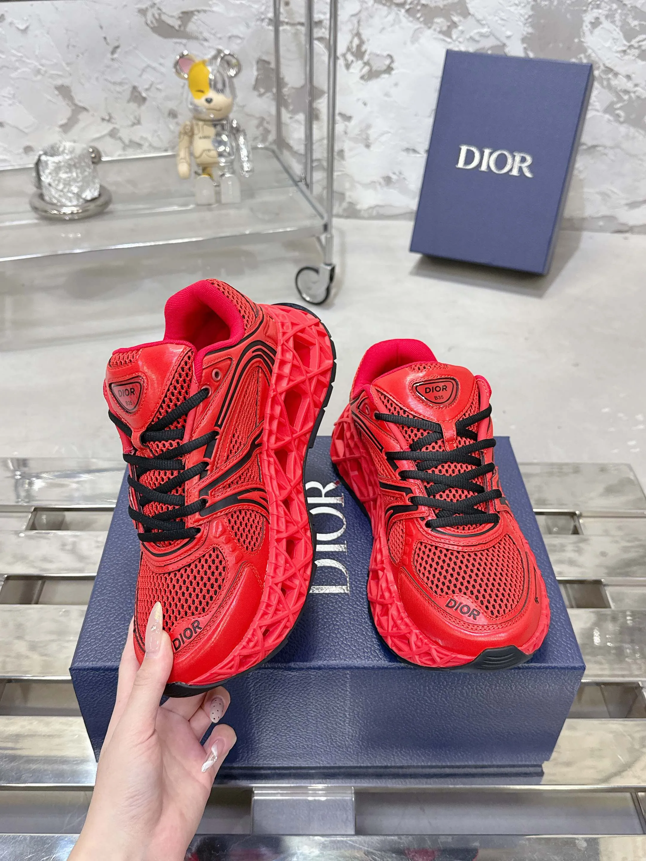 Factory price 780💰 Top version! ! ! Dior (B35) DIOR spring and summer men's wear show, the show was held at the Valle de Grasse School in Paris. Kim Jones drew inspiration from the works of South African artist Hylton Nel. The details of the shoes, clog soles and tribal elements, cleverly blended luxury craftsmanship and practicality, with fresh childishness and bright temperament, creating a new season hot spot. Dior KAWA Dior co-branded casual sports shoes reinterpret running shoes with Dior's high-end style. B35 is made of fine-textured leather and mesh fabric materials. It can be worn in all seasons, is comfortable and breathable, and has multiple lines on the shoe body to outline details. It has a full retro three-dimensional feel and can create a casual look all year round! Fabric: Cowhide/customized cloth material Lining: Imported breathable mesh Outsole: Original molded outsole Size: 39-46 (customized at 45.46)